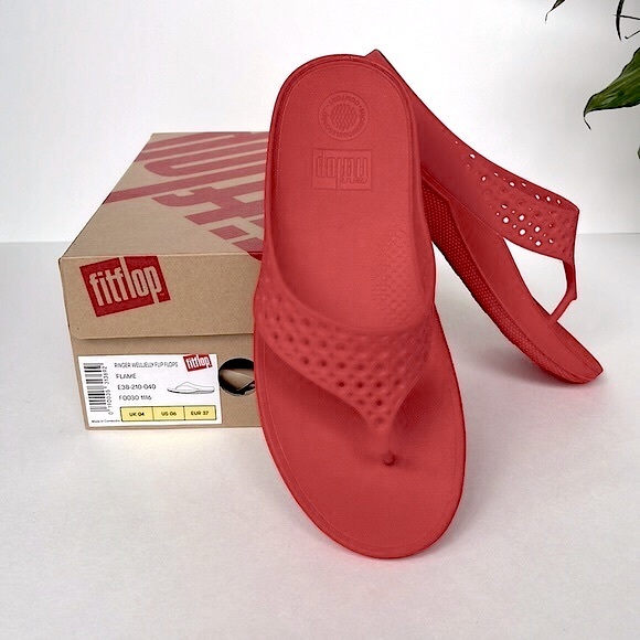 Fitflop Shoes - FitFlop Ringer Welljelly Flip Flops - size 6